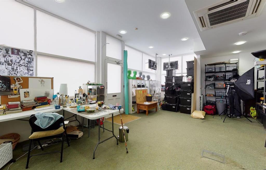 Lot: 63 - VACANT SHOP AND FLAT FOR INVESTMENT - Room